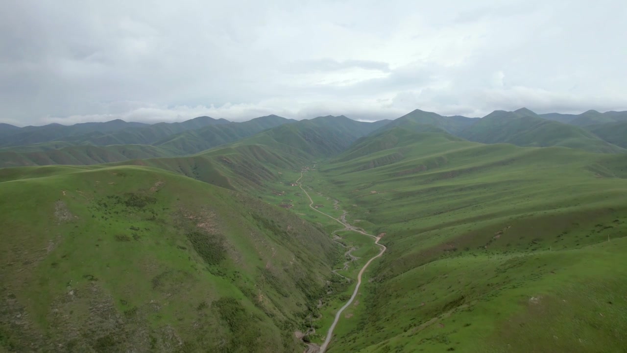 航拍川藏线318国道户外山谷自驾交通道路视频下载