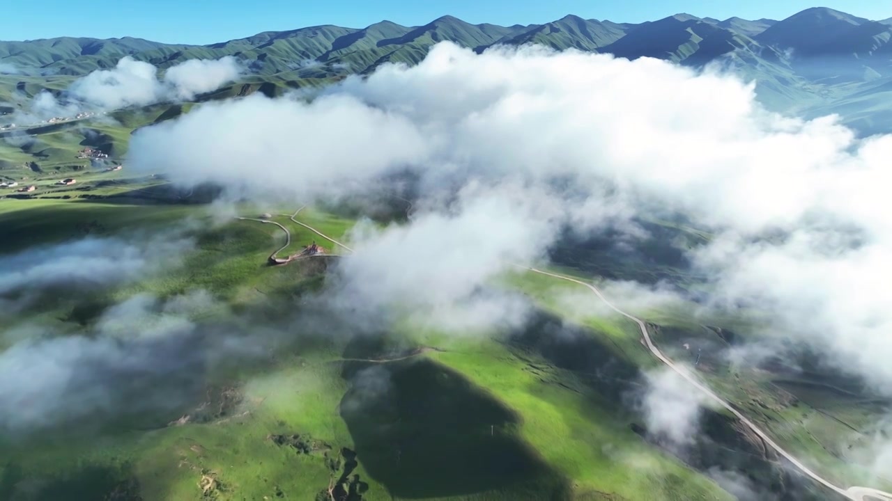 航拍川西旅游高原草甸云海山峰自然风景视频素材