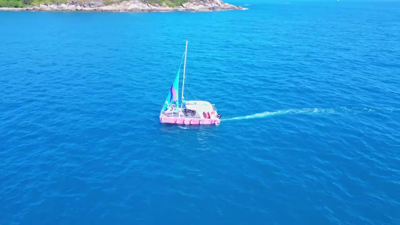 海南三亚高视角航拍西沙海洋蔚蓝色干净大海与行驶的帆船视频下载
