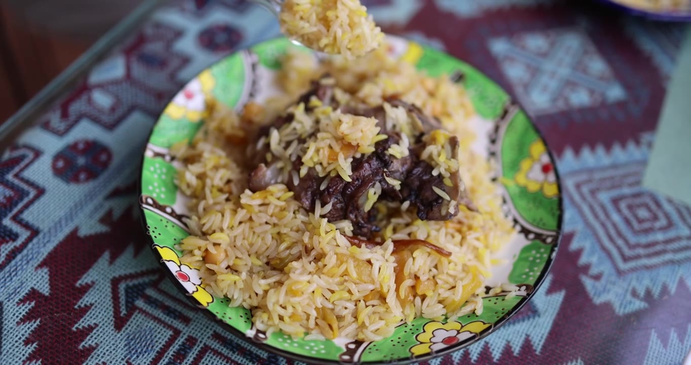 新疆传统美食抓饭视频下载