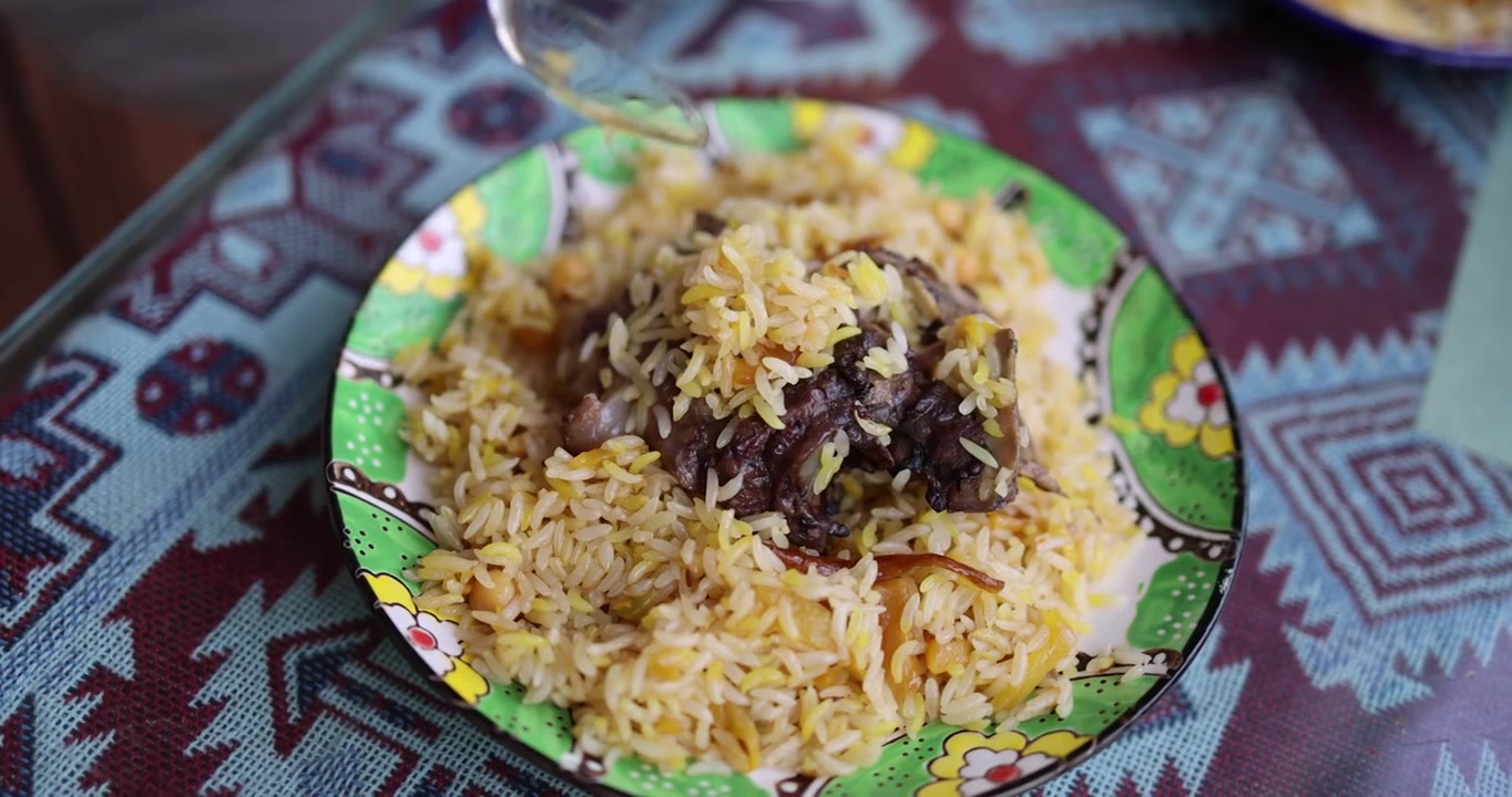 新疆传统美食抓饭视频下载