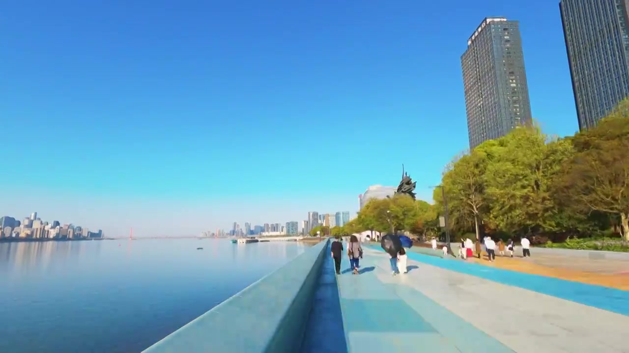 杭州滨江区钱塘江边城市绿道晴朗春天步行风景延时视频下载