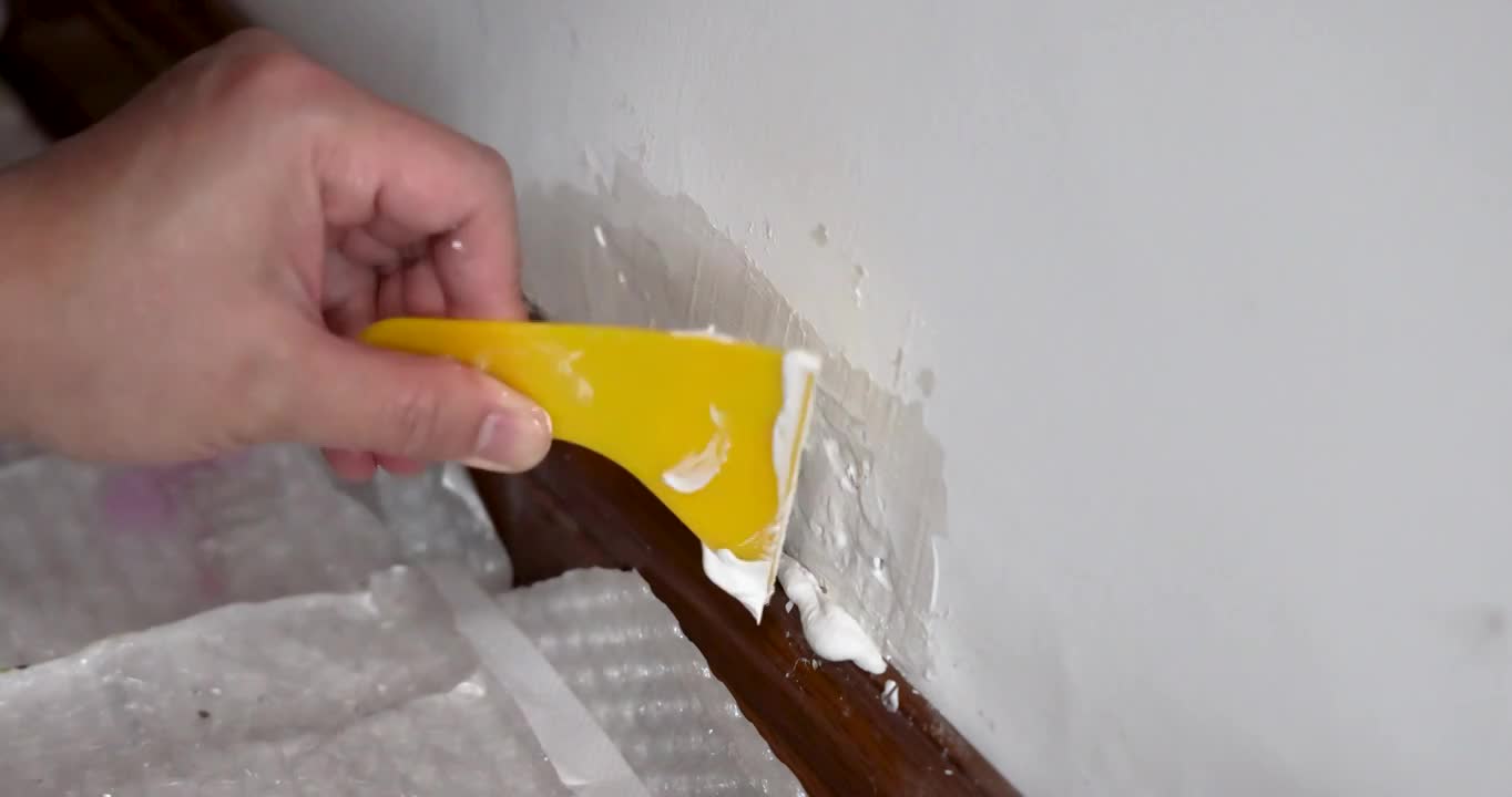 住宅墙面修补：在受损的墙面涂抹腻子施工视频下载