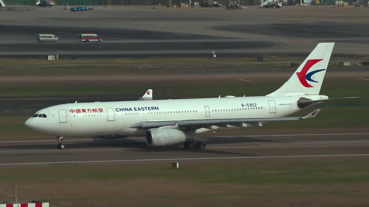东航空客A330宽体客机在深圳机场起飞视频下载