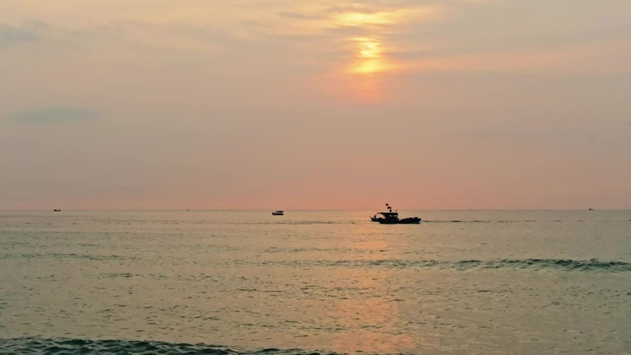 海南乐东莺歌海大海渔船日落风光视频下载