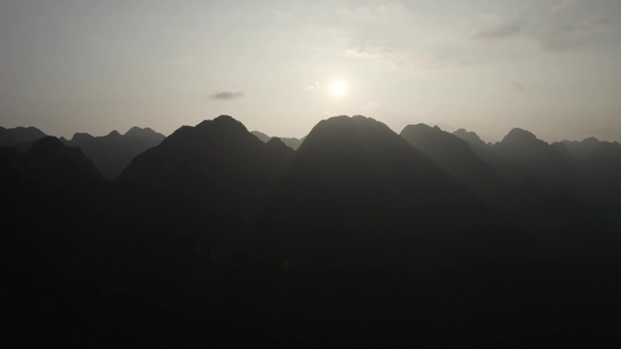 航拍日出喀斯特峰林太阳升起群山风光背景视频下载