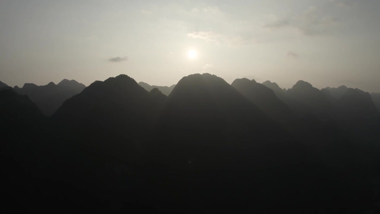 航拍日出喀斯特峰林太阳升起群山风光背景视频下载
