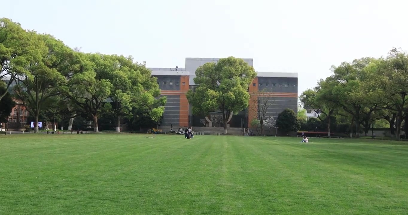 阳光下春天美丽的苏州大学民国建筑风光视频下载
