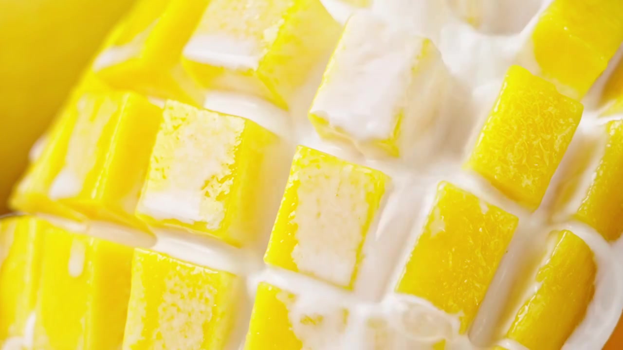 新鲜芒果倒入的牛奶视频素材
