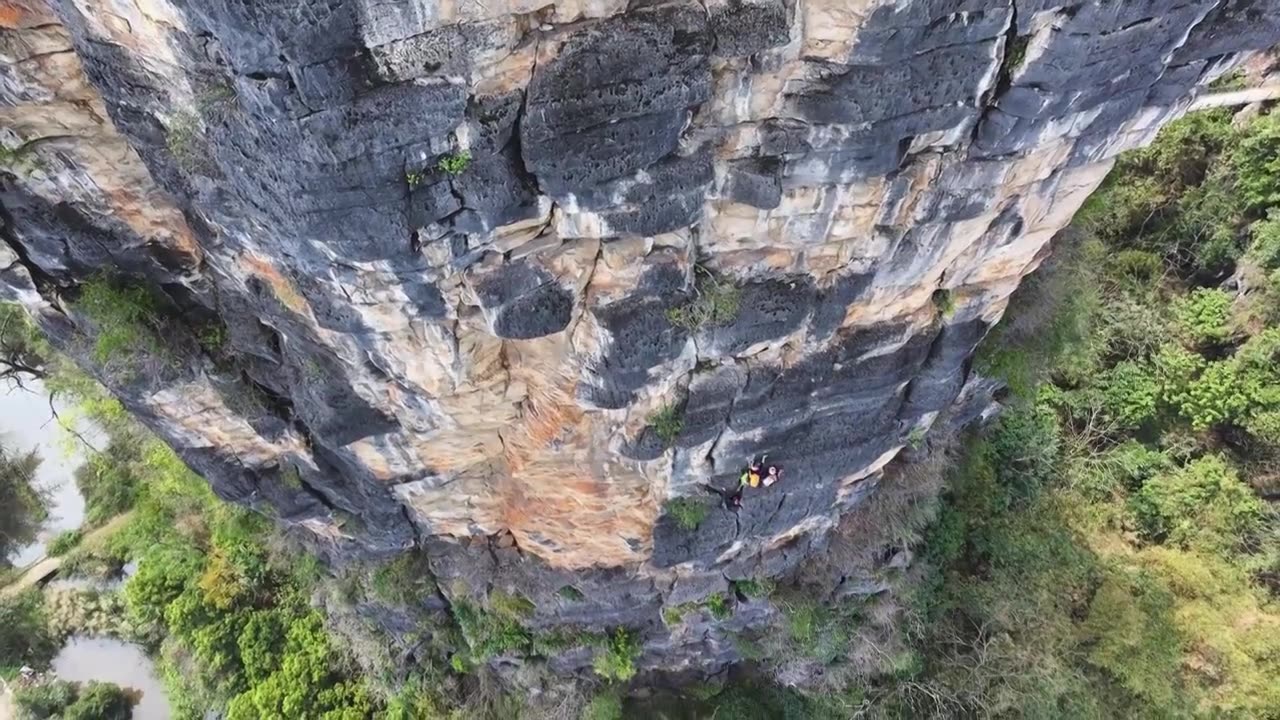 广西阳朔航拍结组攀登拇指峰的攀岩者视频下载