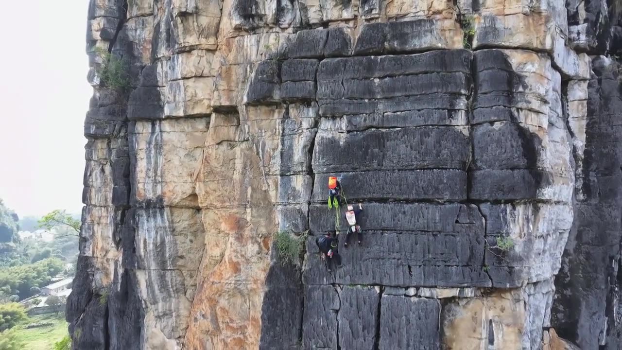 广西阳朔航拍结组攀登拇指峰的攀岩者视频下载