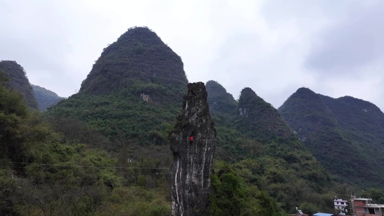 广西阳朔航拍攀登喀斯特山峰的攀岩爱好者视频下载