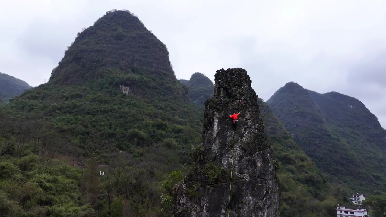 广西阳朔航拍攀登喀斯特山峰的攀岩爱好者视频下载