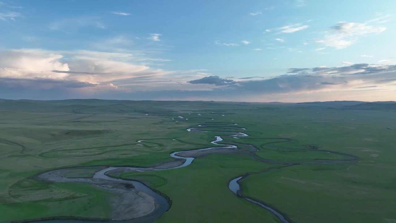 航拍辽阔草原蜿蜒的莫日格勒河视频下载