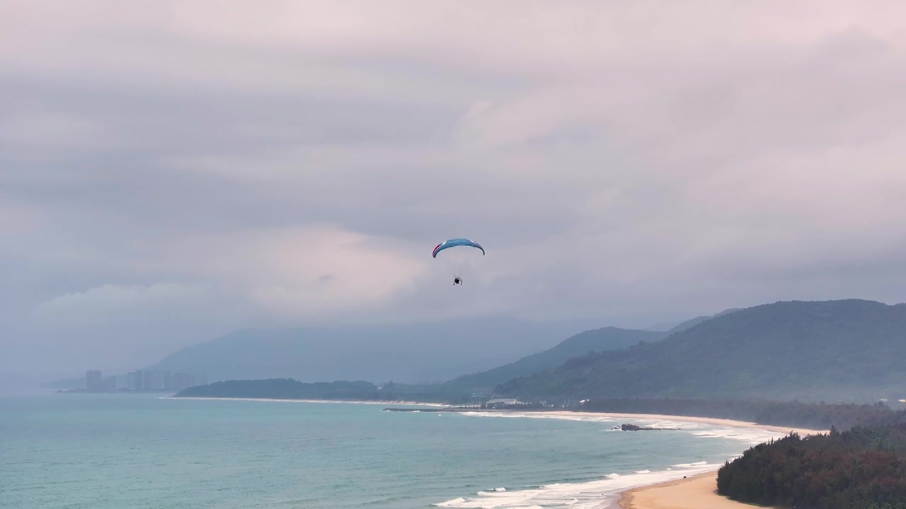 4k航拍视频-玩滑翔伞的人视频下载