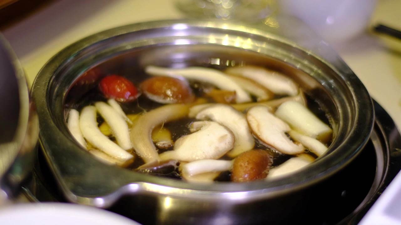 四川省绵阳市室内汤锅，沸腾，美食视频下载