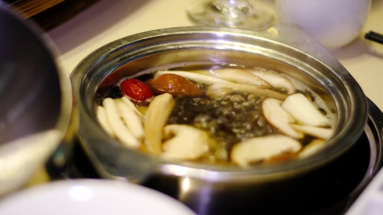 四川省绵阳市室内汤锅，沸腾，美食视频下载