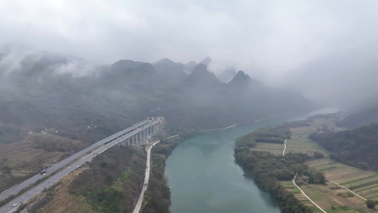 航拍穿梭广东清远连江畔的高速公路视频下载