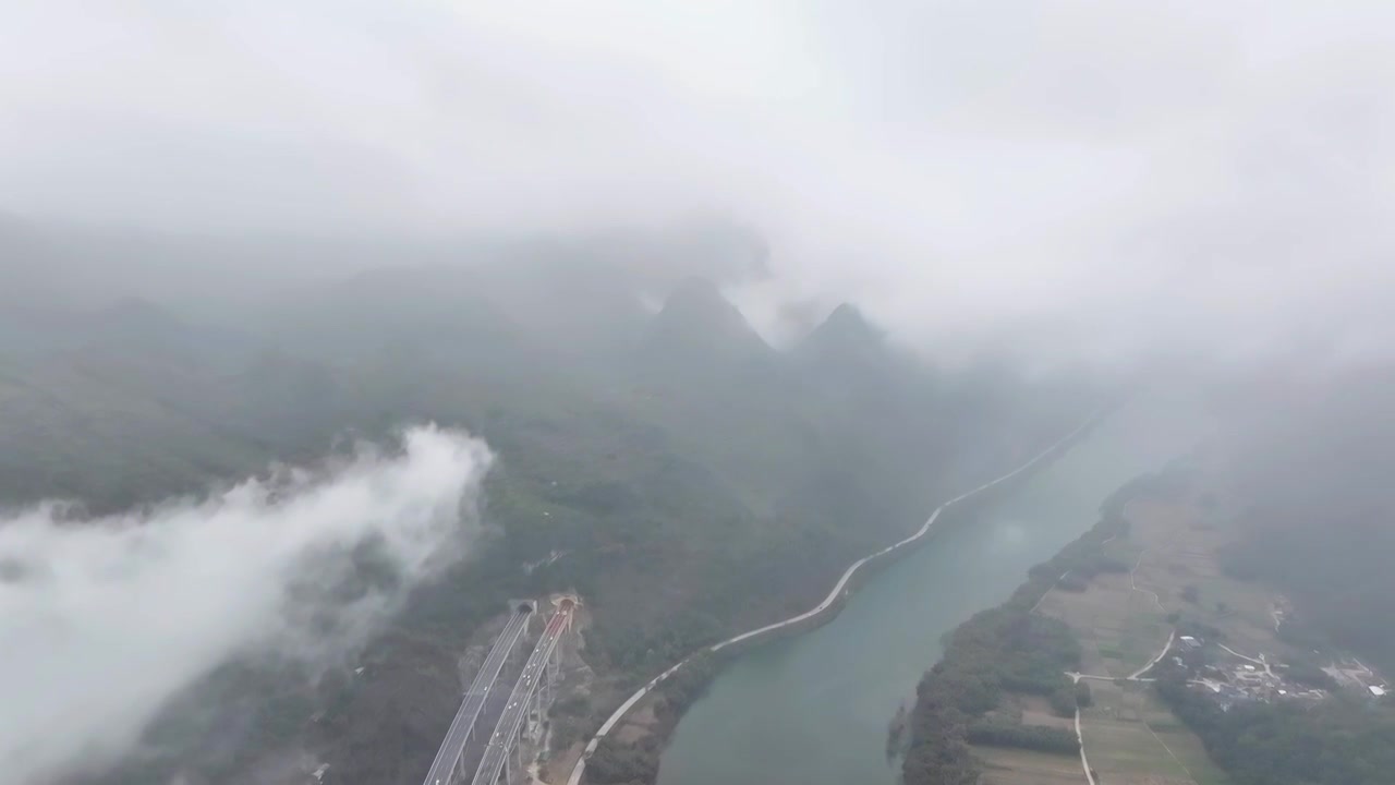 航拍穿梭广东清远连江畔的高速公路视频素材