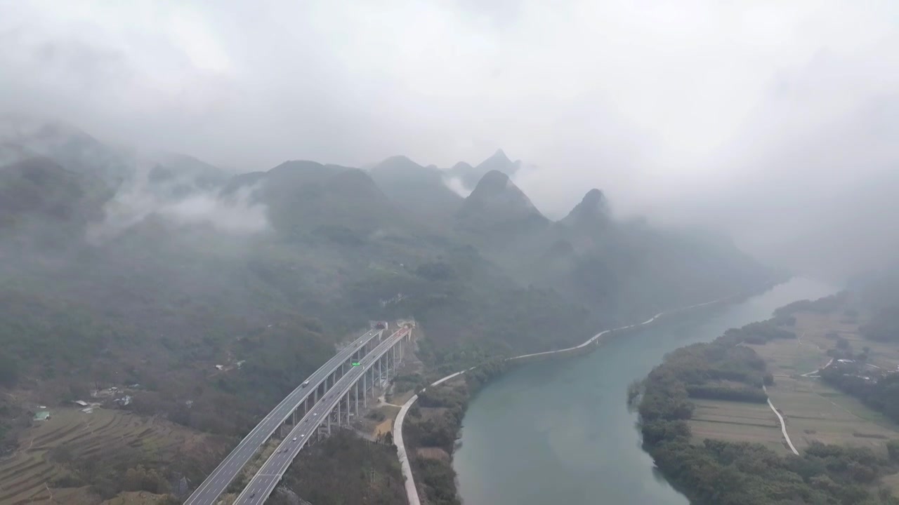 航拍穿梭广东清远连江畔的高速公路视频下载