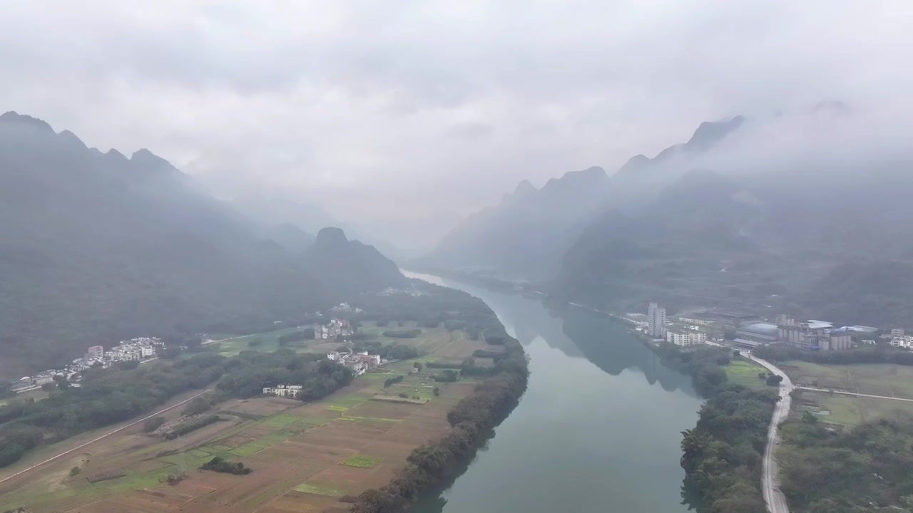 航拍云雾缭绕的广东清远连江山水田园风光视频下载