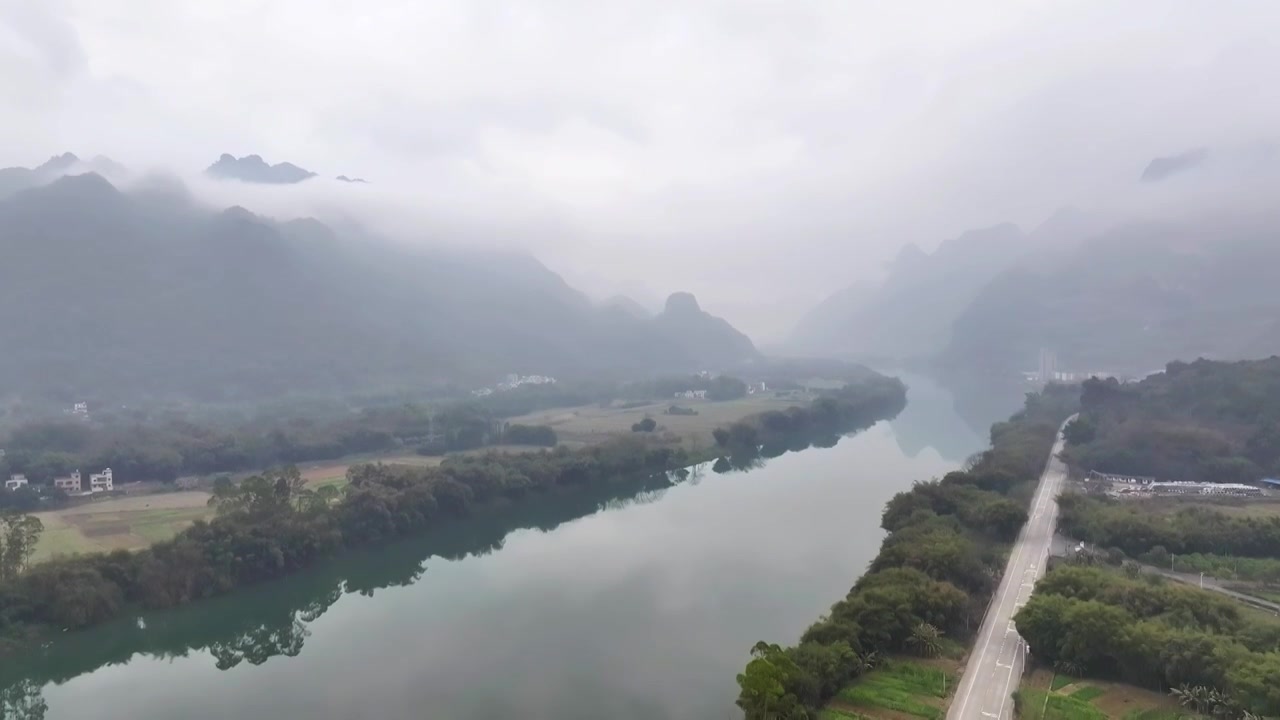 航拍云雾缭绕的广东清远连江山水田园风光视频下载