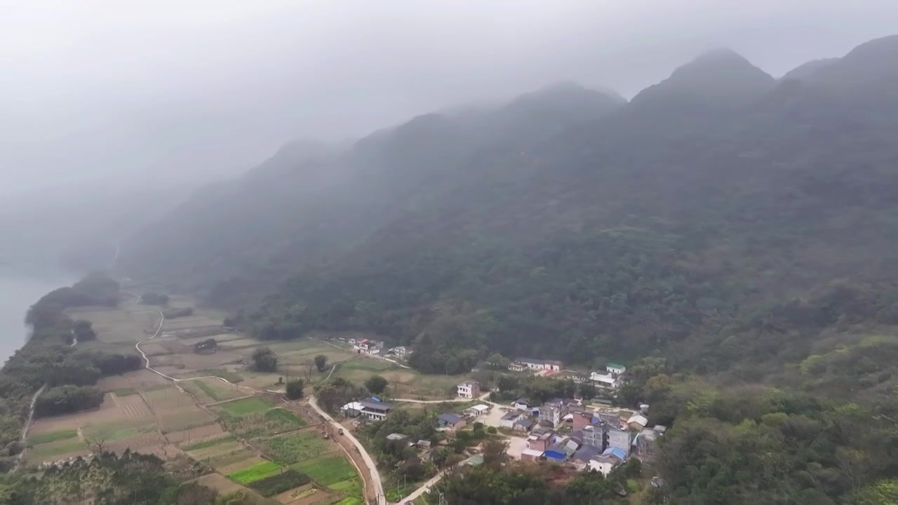 航拍广东清远高山下的村庄田园视频下载