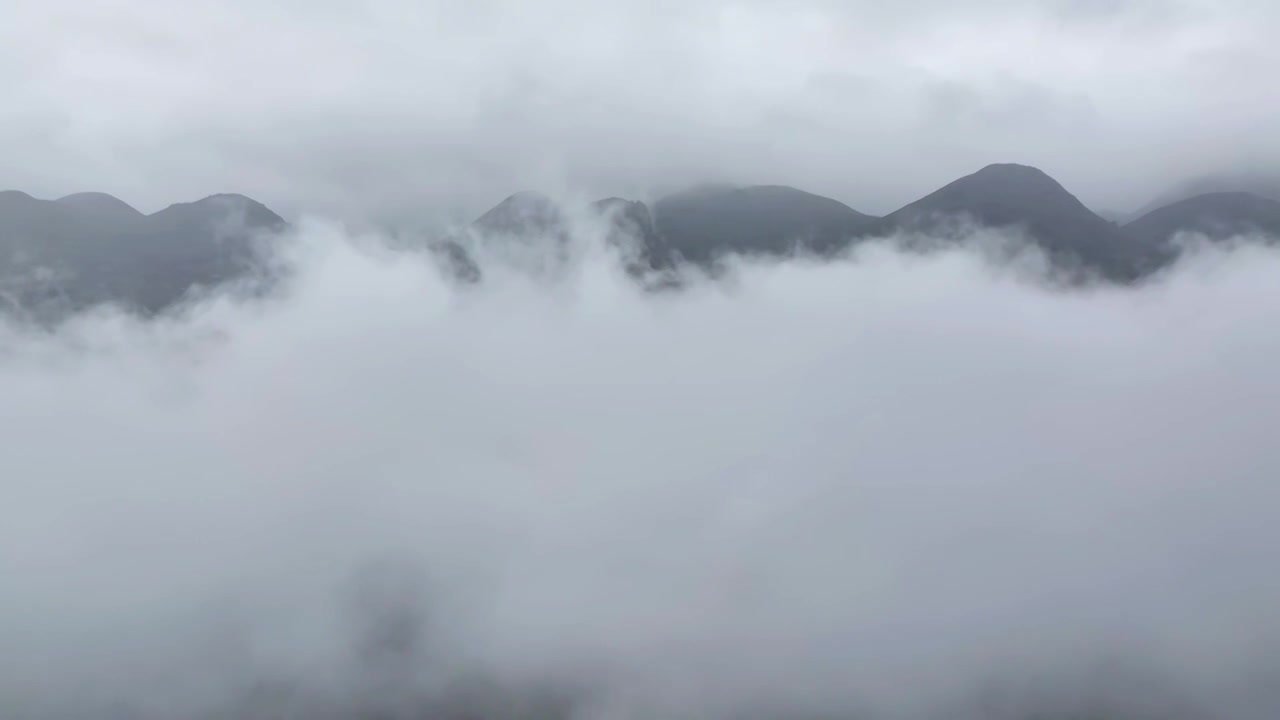 航拍广东清远云雾缭绕的山峦视频下载