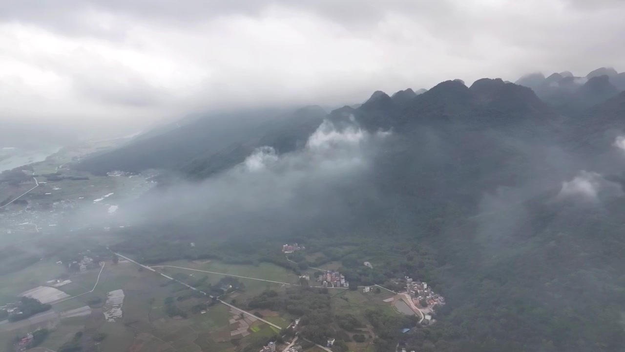 航拍广东清远高山下的村庄田园视频下载