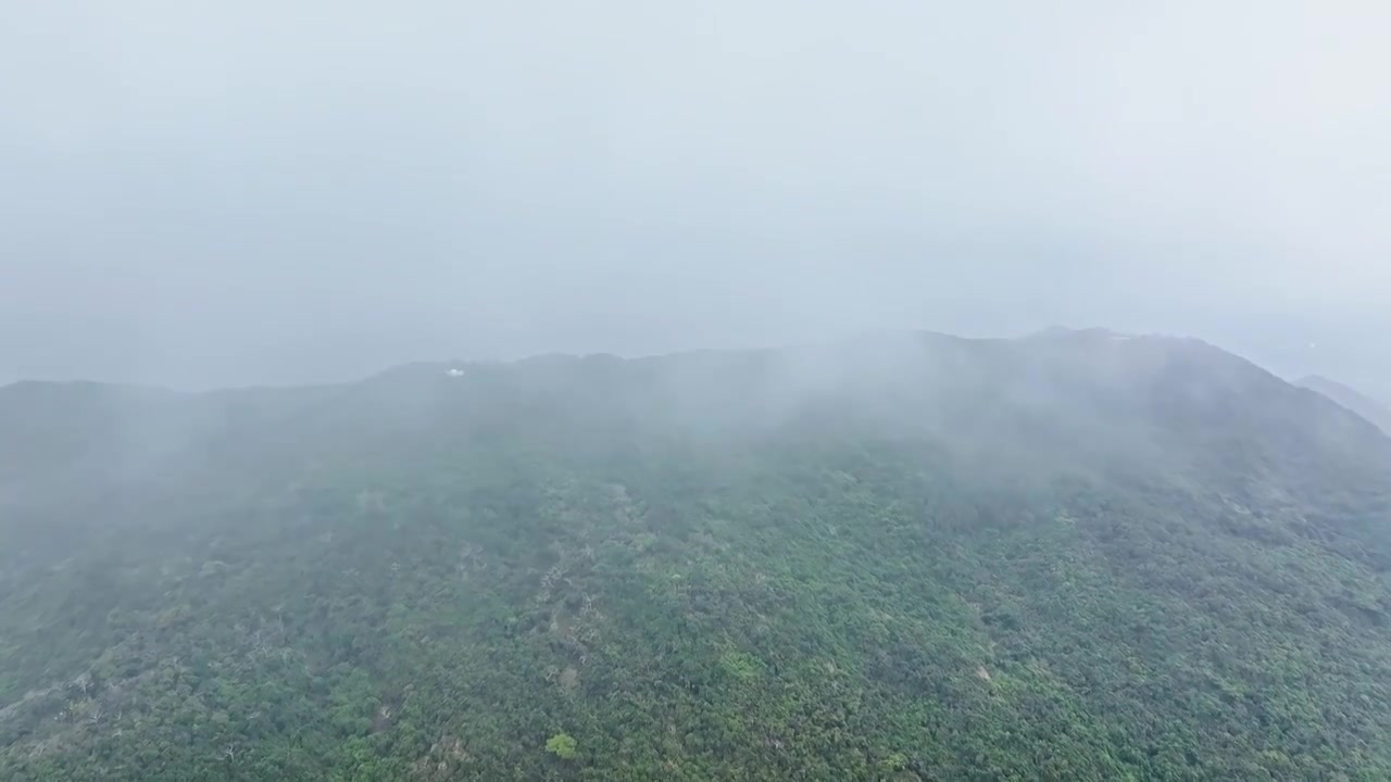 云雾缭绕的山峰视频下载