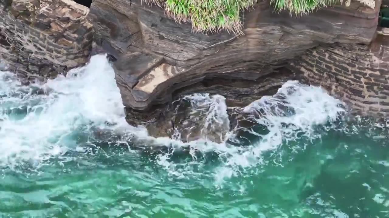 中国广西北海浪花拍打礁石航拍视频素材