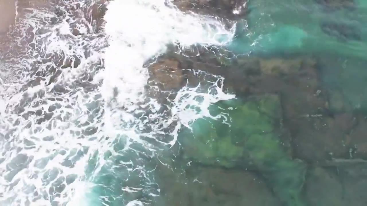 中国广西北海浪花拍打礁石航拍视频下载