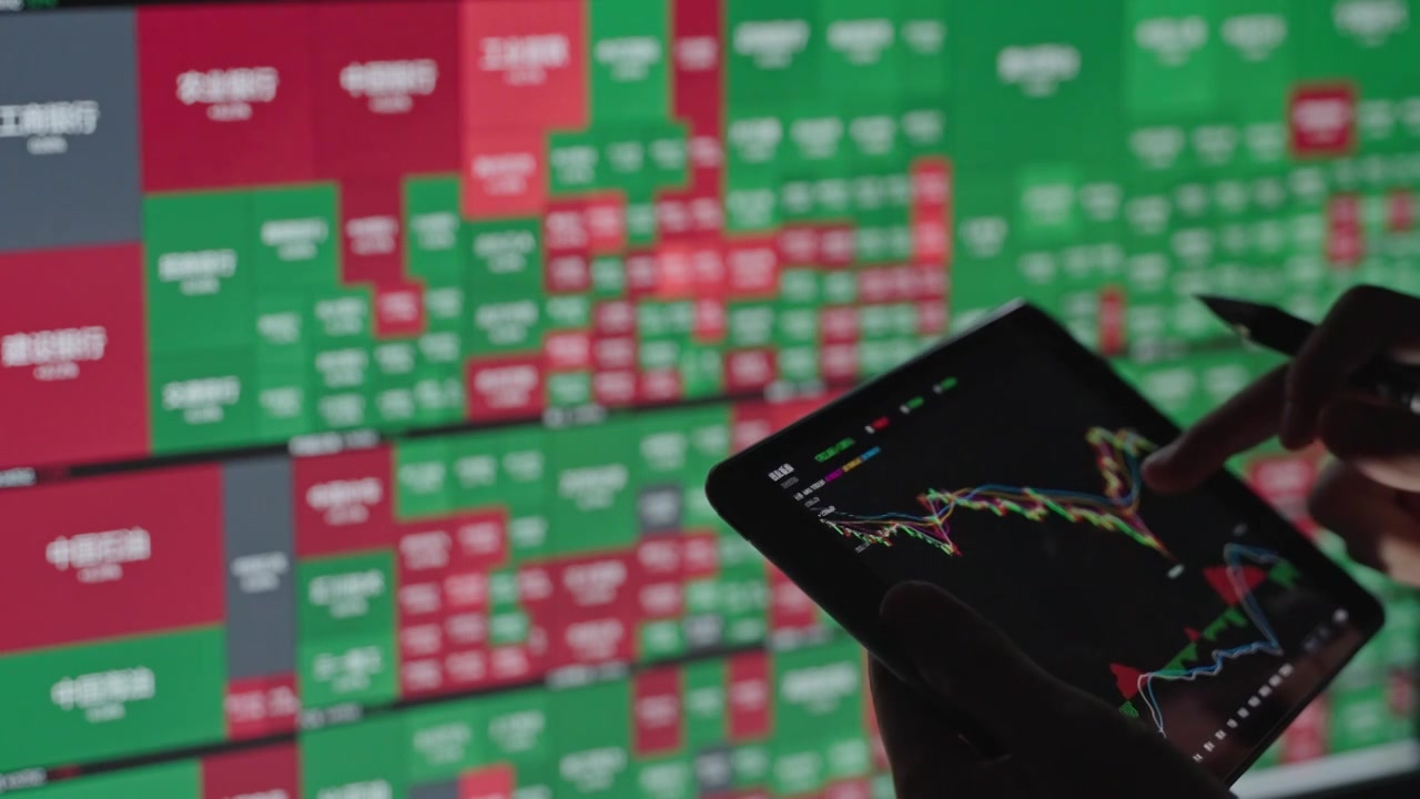 在智能数字平板电脑上做股票股市数据分析，股市股票交易视频下载