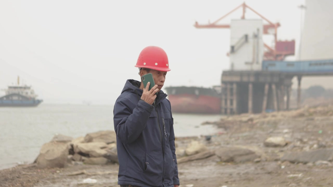 一个亚洲男性工程师船厂打电话视频下载