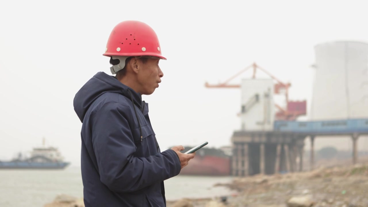 一个亚洲男性工程师船厂打电话视频下载