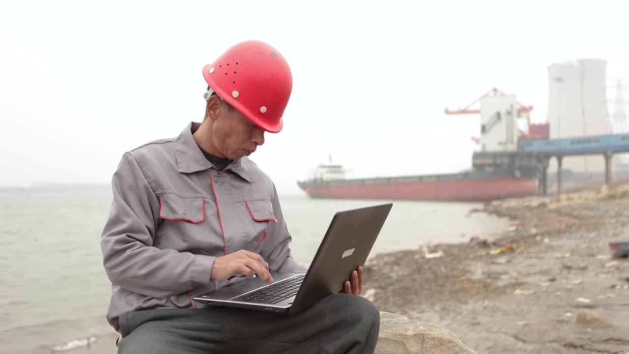 一个亚洲男性工人在船厂工作视频下载