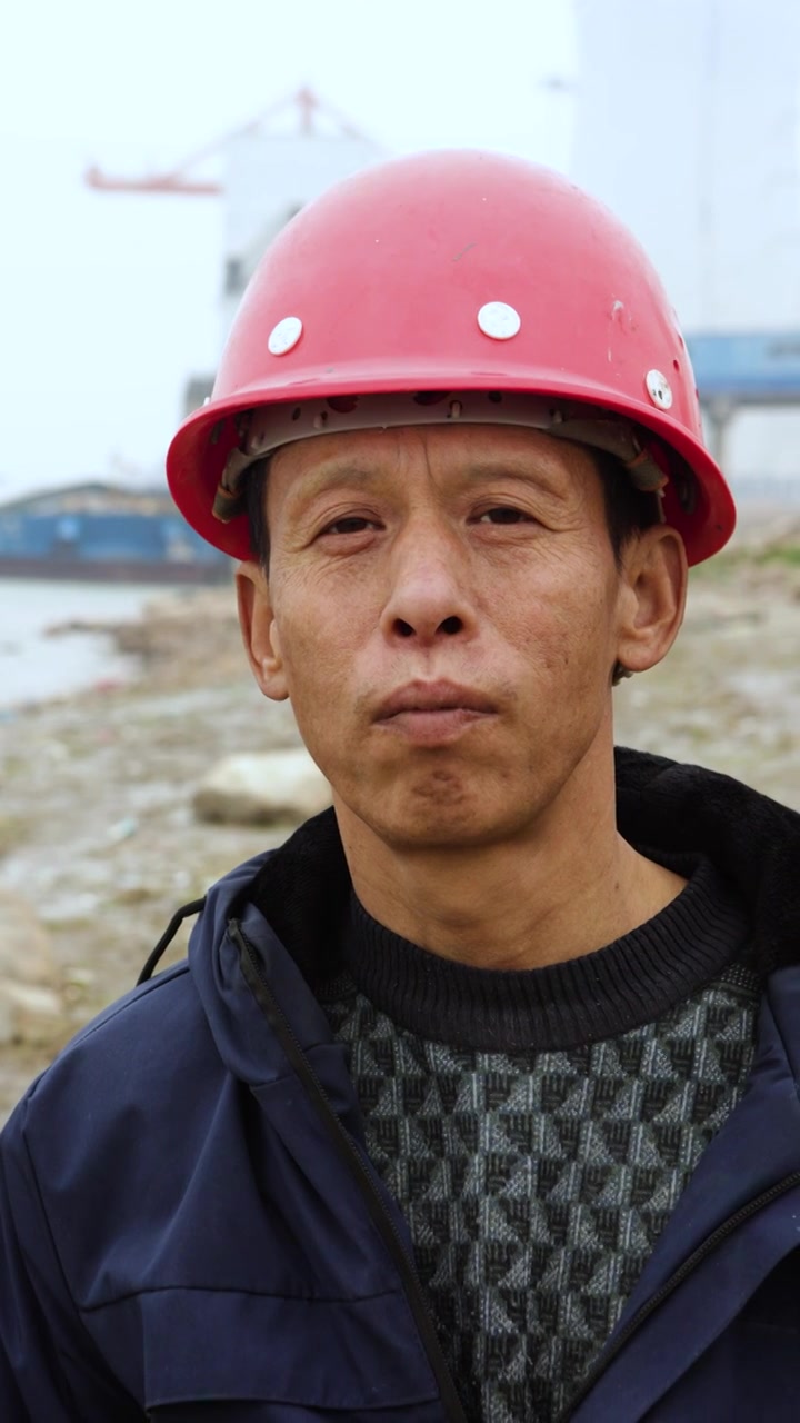 一个亚洲男性工程师在船厂工作肖像视频下载