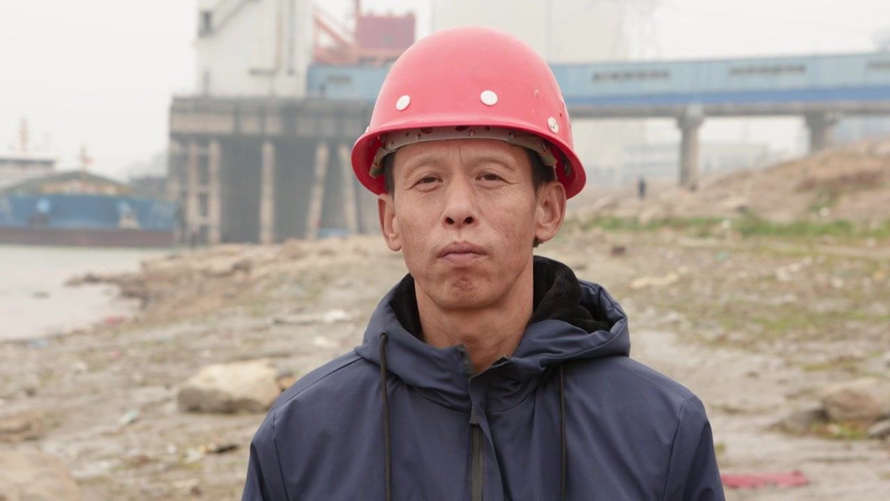 一个亚洲男性工程师在船厂工作肖像视频下载