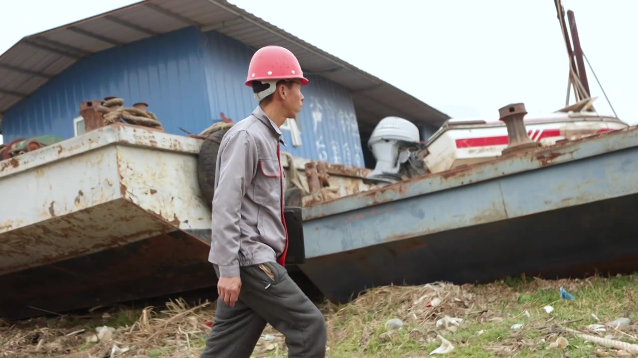 一个亚洲男性工程师在轮船旁边工作视频下载