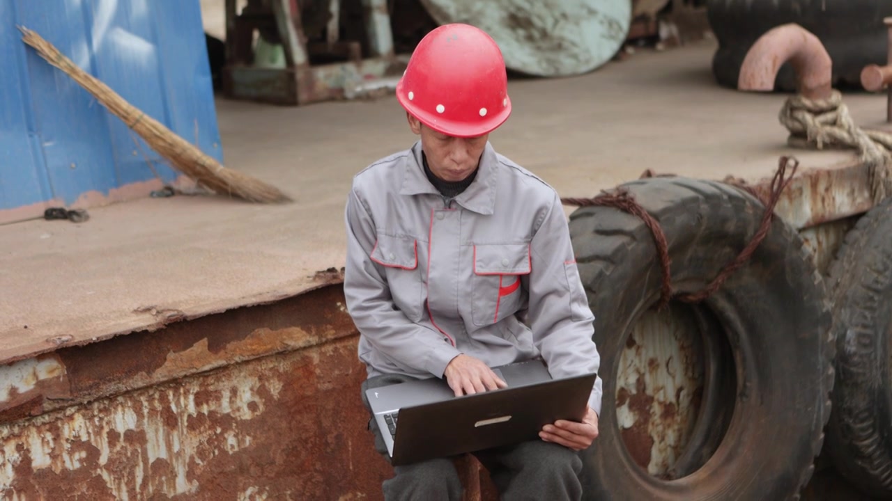 一个亚洲男性工程师在轮船旁边工作视频下载
