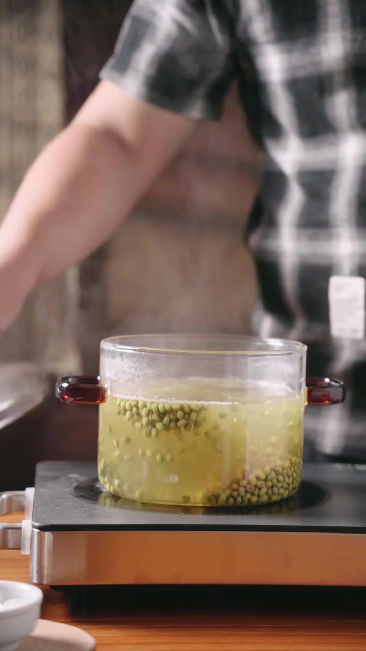 绿豆汤熬煮过程特写视频下载