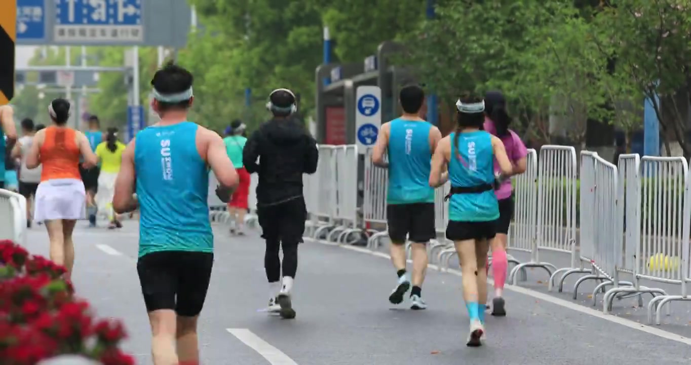 快速奔跑的人群背影 苏州城市马拉松比赛视频下载