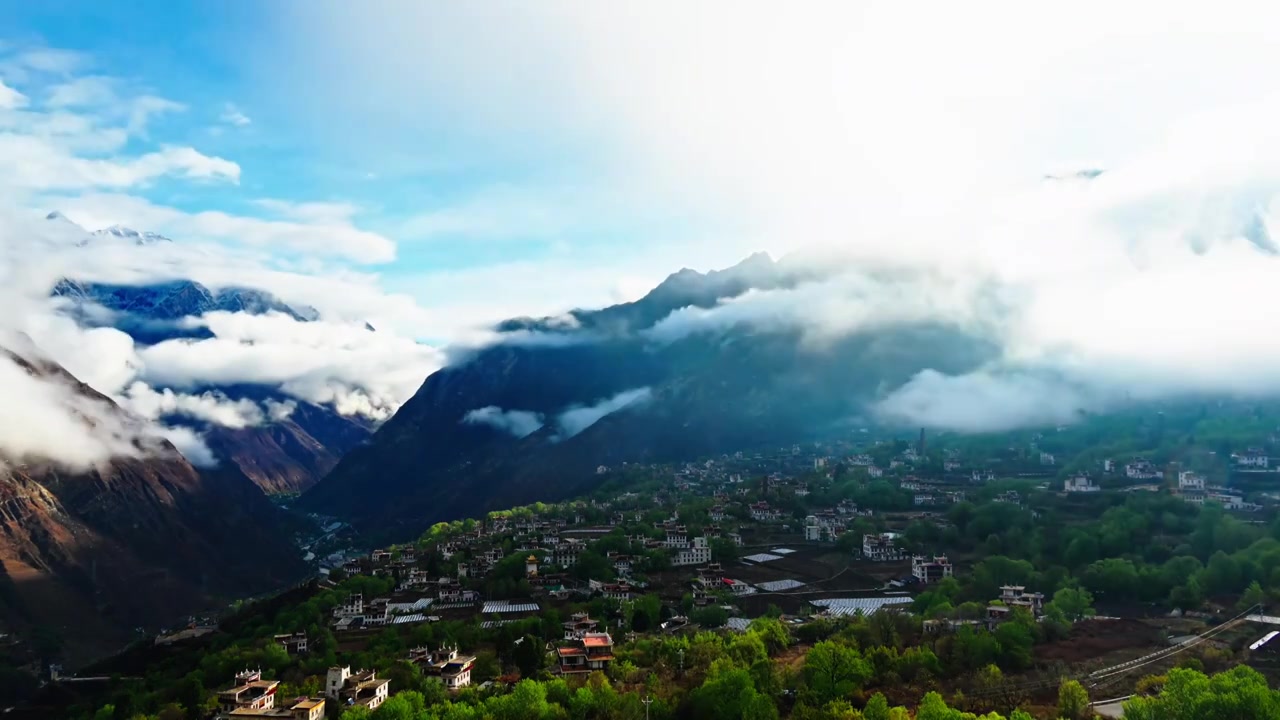 春天早晨日出云雾缭绕的摩尔多山和丹巴中路藏寨视频购买
