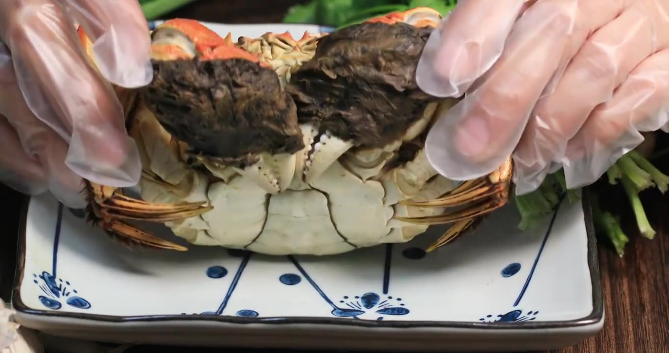 带着手套拆开美味的螃蟹视频下载