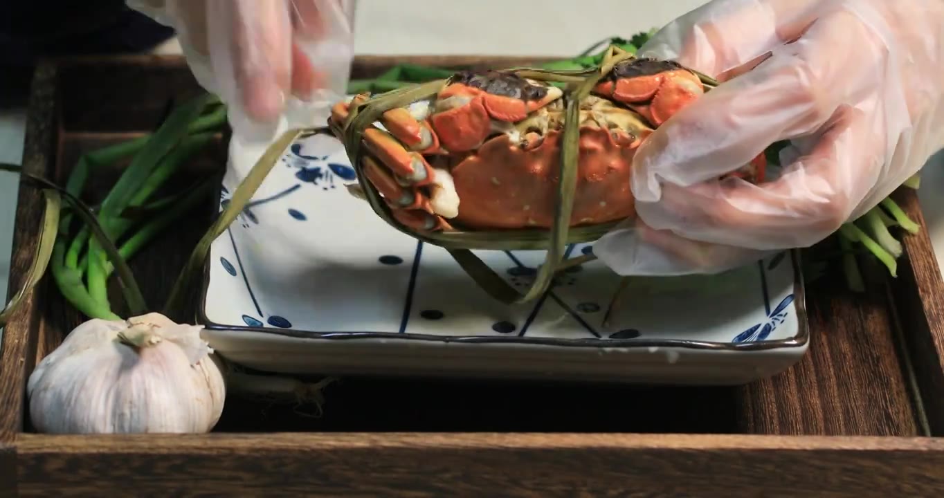 带着手套拆开美味的螃蟹视频下载