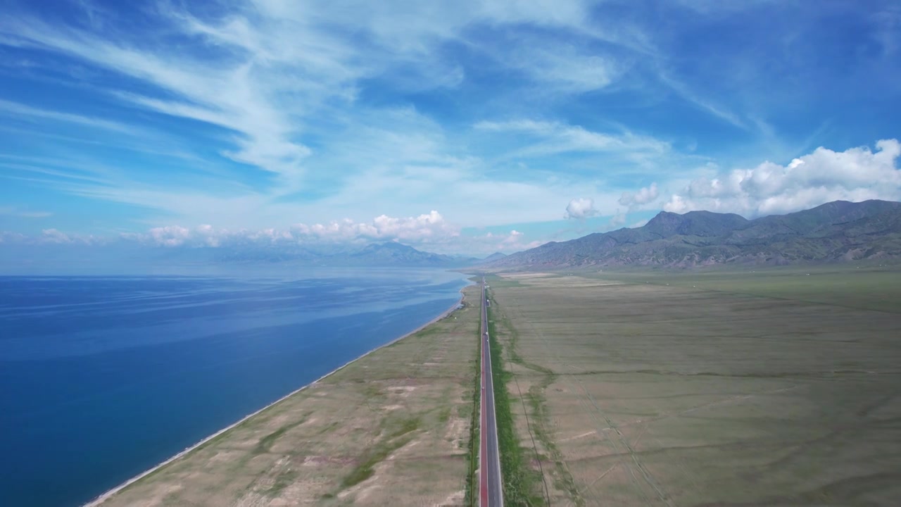 航拍新疆旅游赛里木湖环湖道路蓝色湖景视频下载