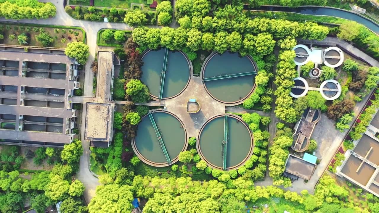 航拍城市污水处理厂环保过滤水池绿化环境视频下载