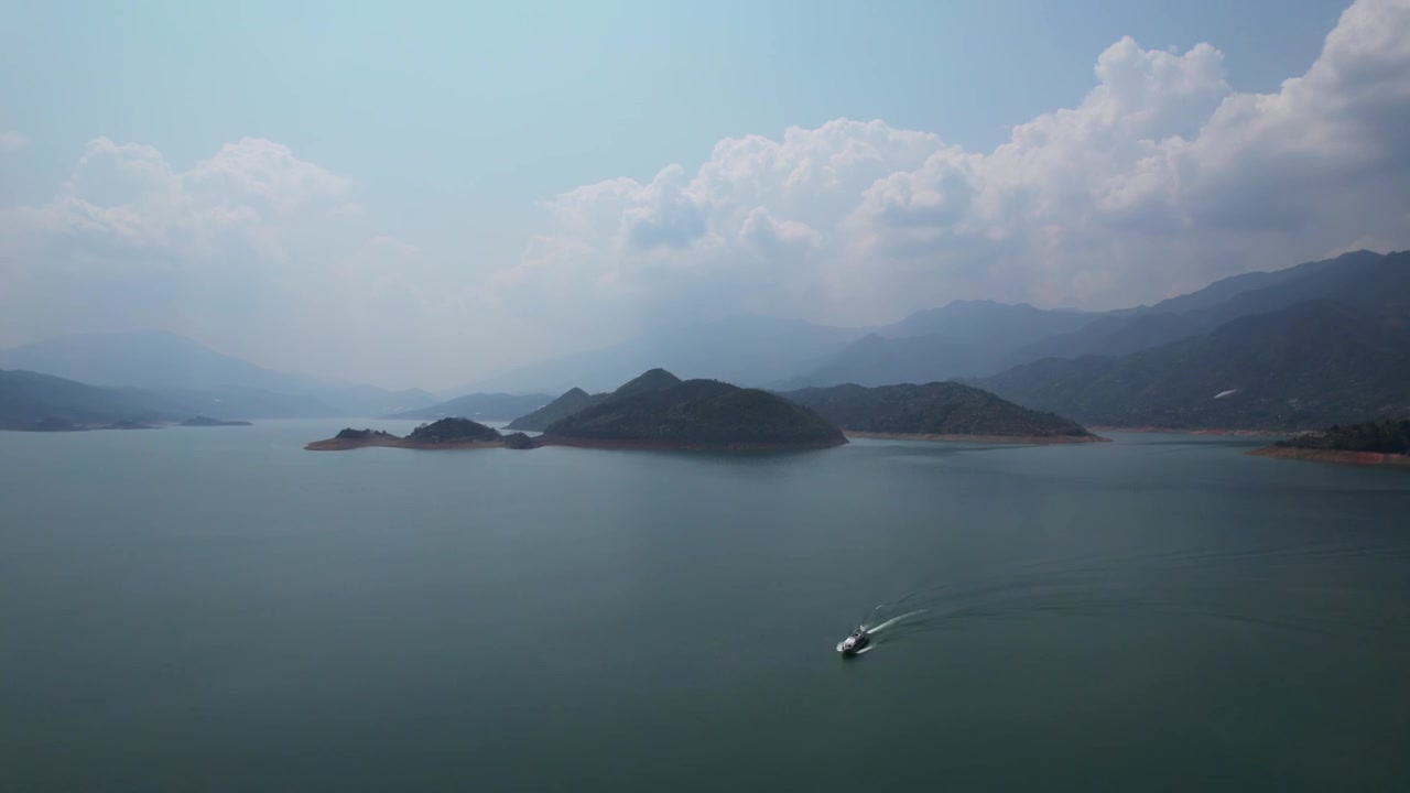 航拍湖南郴州旅游东江湖上行驶的游船视频下载