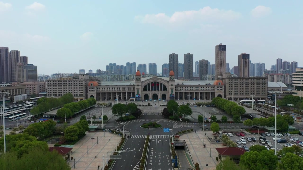 航拍武汉高铁火车站汉口站街景视频下载