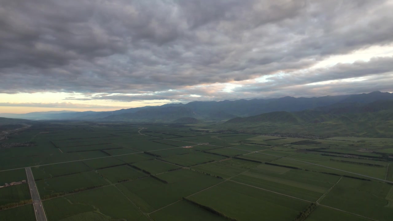 航拍新疆伊犁那拉提镇农业乡村农田田园风景视频下载